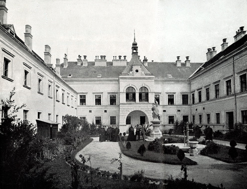 Innenhof des Krankenhauses in Feldsberg, um 1904