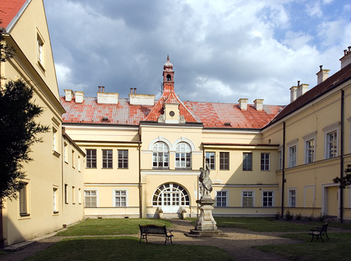Innenhof des Krankenhauses in Feldsberg, Frühjahr 2005